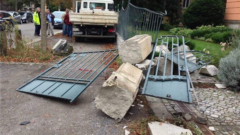 Dabei rammte der unter Drogeneinfluss stehende Mann einen Baum und eine Sandsteinsäule samt Zaun.