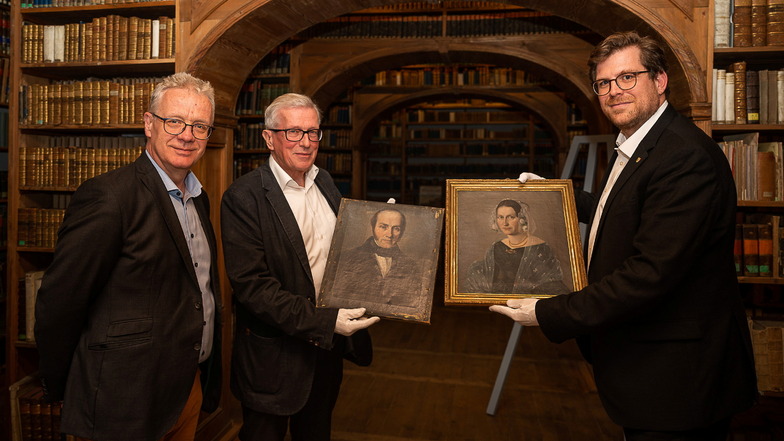 Gustav Graf von Westarp, Bürgermeister Goldberg, übergibt Museumsdirektor Jasper von Richthofen (l.) und Kulturbürgermeister Benedikt M. Hummel (r.) zwei Gemälde des Malers Gustav Kadersch.