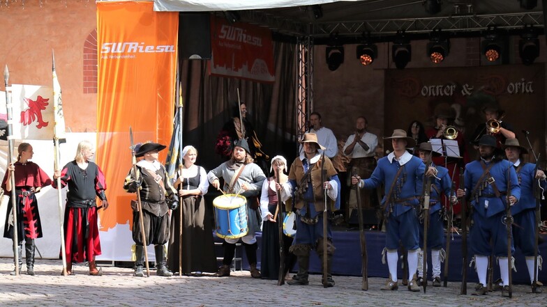 Ritter, Musketiere und fahrendes Volk eröffnen im Klosterinnenhof die Historische Meile.