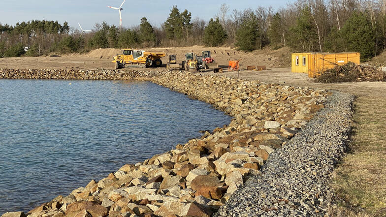 In diesem Frühjahr bewegten Baumaschinen Erdmassen rechts vom zukünftigen Hafen am Ostufer des Partwitzer Sees. Aktuell ruhen dort die Arbeiten.  Fotos: JuLi (1)/rgr (2)