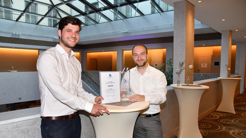 Die Dresdner Agentur Eplayces hat den 6. Dresdner Agenturpreis gewonnen, hier Thorben Steenmanns (links) vom Entwicklerteam der Kampagne und Geschäftsführer Markus Brackelow im Bild.