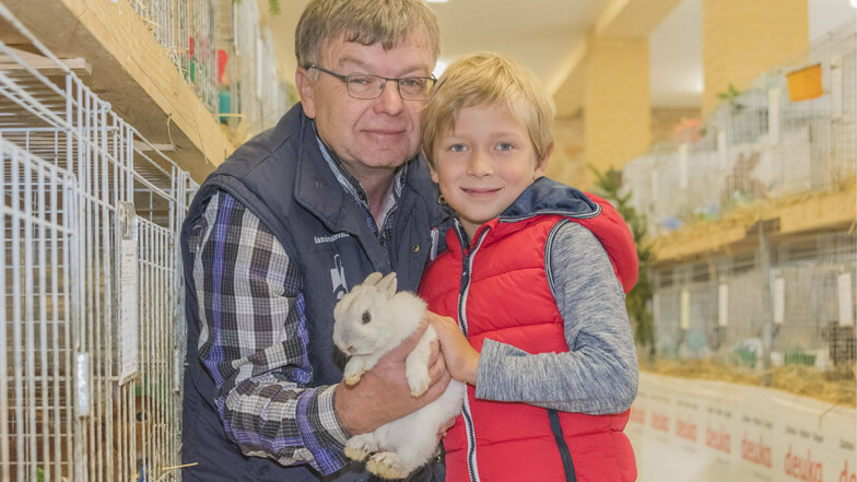 Vereinsmitglied und Züchter Hans-Jürgen Lorenz mit seinem Enkel und einem Farbenzwerg-Kaninchen.
