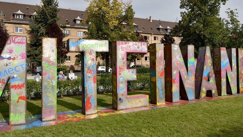 Die 15 Meter lange Metallskulptur „Miteinander“» des Bildhauers Hüseyin Arda steht am 06.10.2015 in Heidenau (Sachsen). Gemeinsam besprüht mit Heidenauern, regionalen Künstlern und Kindern soll die Wortskulptur ein Zeichen für tolerantes und respektvolles