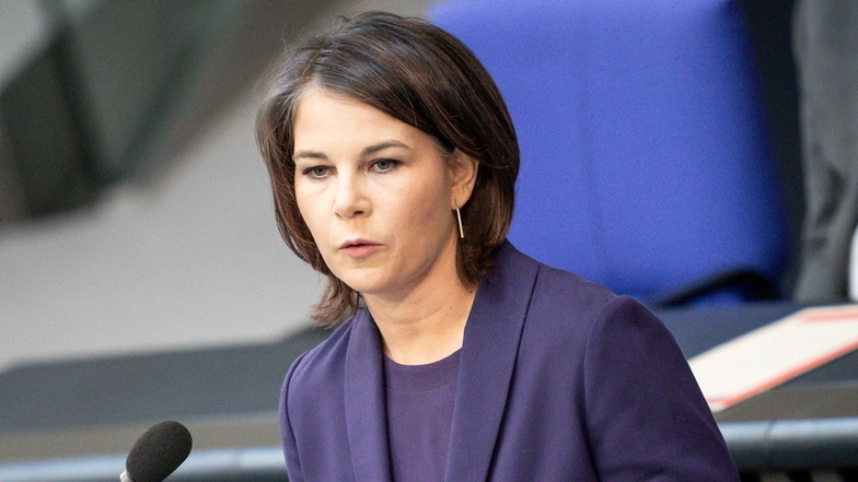 Bundesaußenministerin Annalena Baerbock erklärte die Waffenlieferungen am Mittwoch im Bundestag.