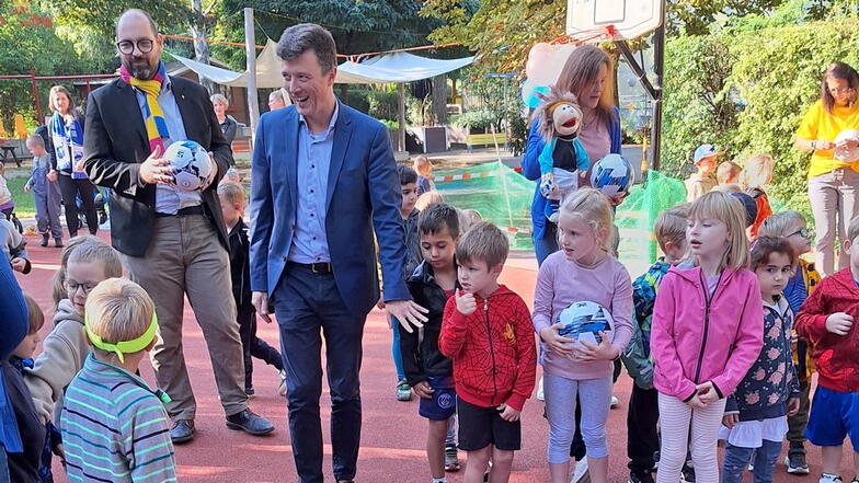 Gemeinsam mit den Kindern der Kita "Hand in Hand" weihte Bürgermeister Markus Renner den neuen Bolzplatz auf dem Außengelände ein. Rechtzeitig zum Weltkindertag ist die Anlage fertiggestellt worden.