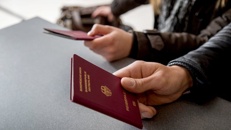 Mitten in den Sommerferien: Dresdner warten wochenlang auf ihren Reisepass