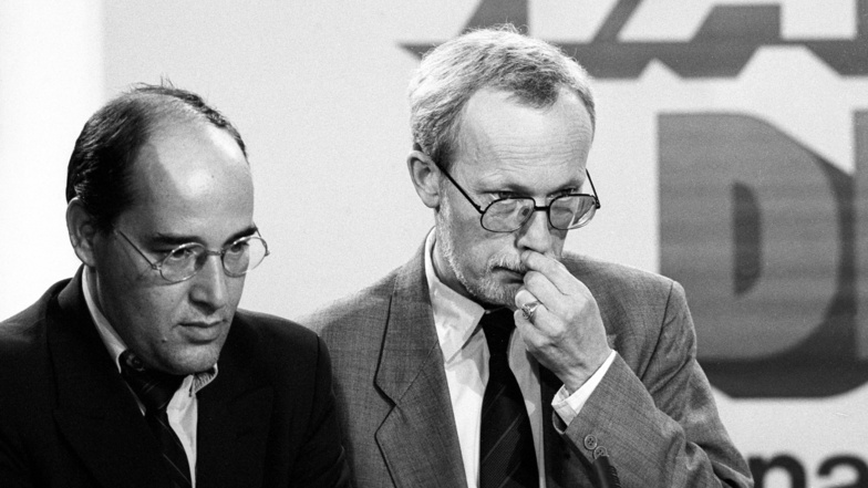 Zwei prominente DDR-Juristen, zwei politische Lager: Gregor Gysi (l.) ging 1990 für die PDS, Lothar de Maiziere für die CDU bei den ersten freien Volkskammerwahlen ins Rennen.