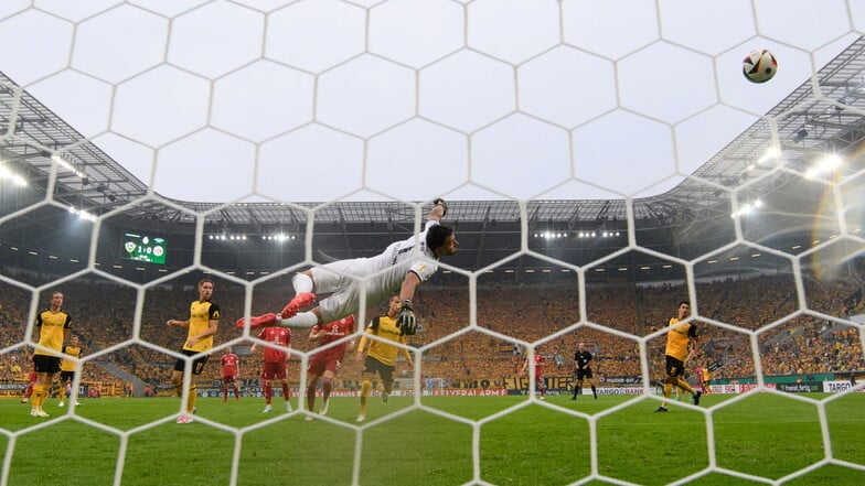 Dynamo-Keeper Tim Schreiber rettete mit einer seiner vielen Paraden in der zweiten Halbzeit Dynamos Sieg.