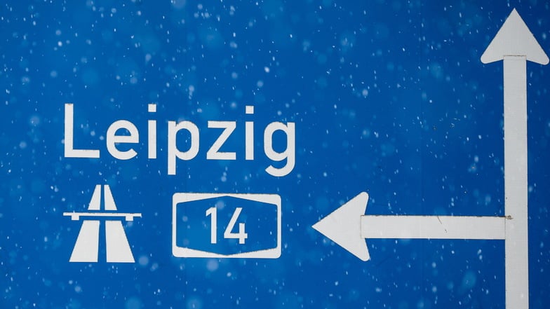 Symbolfoto: Auf der A14 in Richtung Leipzig landete am Montag ein Stück eines Sofas auf dem Asphalt.