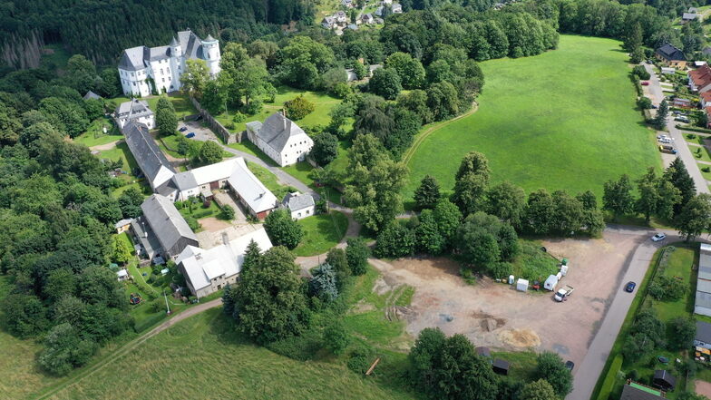 Das geplante Baugebiet am Schloss Bärenstein aus der Luft: Es geht um die Brache zwischen der Siedlung am Schloss und des Ortes Bärenstein.