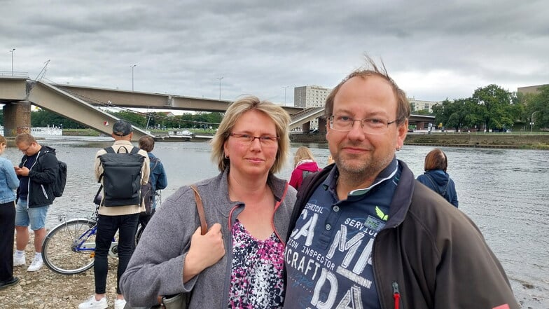 Nicole Hauswald (46) und ihr Mann Jens Berger (49) stehen am Königsufer und schauen sich die eingestürzte Carolabrücke an.