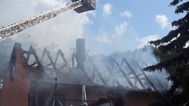 Trotz des schnellen Einsatzes der Freitaler Feuerwehrleute brannten Dachstuhl und Obergeschoss vollständig aus.