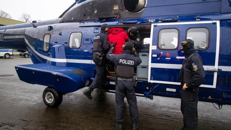 Ermittler des internationalen Polizeinetzwerkes "Europol" haben in merheren Ländern ein großes Schleusernetzwerk ausfindig gemacht und die mutmaßlichen Drahtzieher festgenommen.