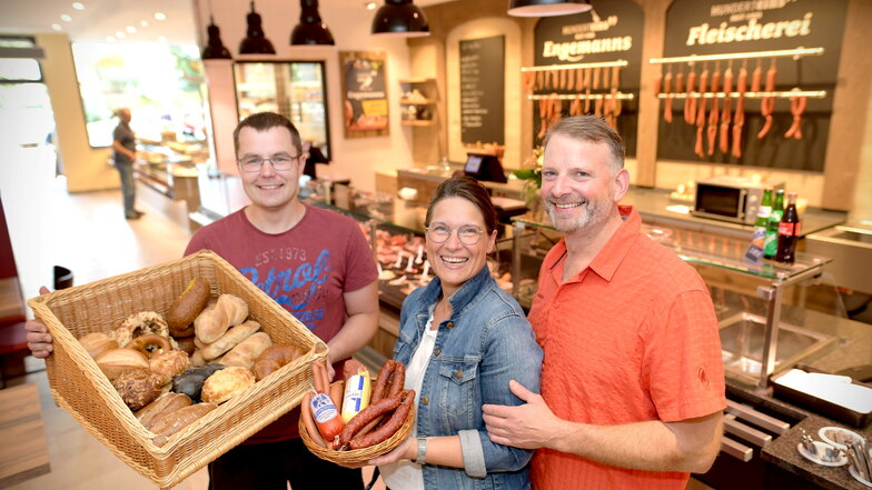 Die Bäckerei Drechsel und die Fleischerei Engemann verkaufen ihre Waren jetzt im Zittauer Norma-Markt in modernisierten Filialen. Rosemarie und Henry Engemann (Mitte und rechts) sowie Jörg Schütze freuen sich darüber.