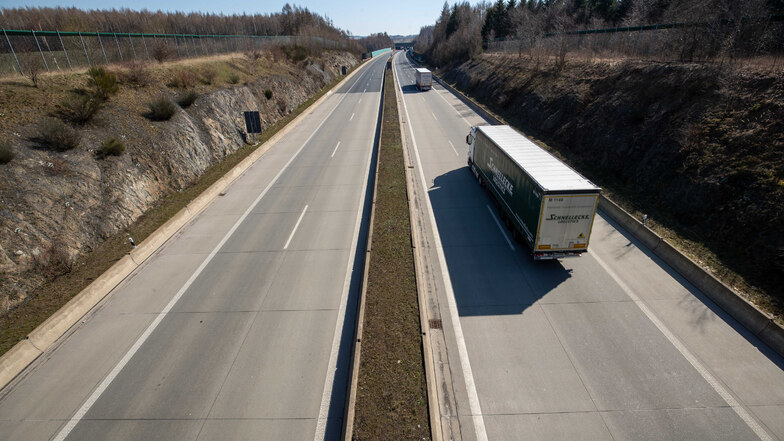 Autobahn ohne Autos: Seit die Tschechen ihre Grenze wegen Corona abgeriegelt haben, gibt es auf der A 17 bei Breitenau praktisch keinen Reiseverkehr mehr.