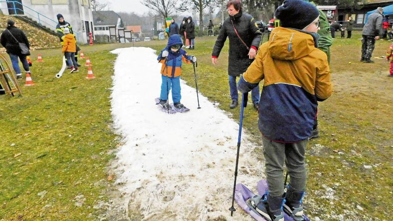 Dank Schnee aus der Eishalle Weißwasser konnten sich Kinder sogar im Schneeschuh-Lauf auf Zeit und in anderen Wettbewerben ausprobieren. Für die Besten gab es Eintrittskarten für die Erlebniswelt.