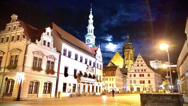 Beleuchtetes Rathaus und Schloss in Pirna: Von nun an bleibt es hier in den Nachtstunden finster.