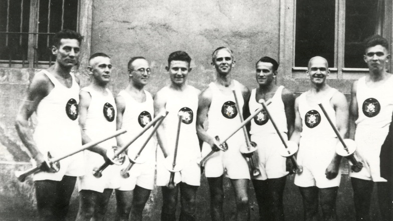 Ein Foto, das Geschichte schreibt: Im Jahr 1936 erreichten die olympischen Fackelträger die Stadt Großenhain. Die Sportler des Turnvereins beteiligten sich daran.