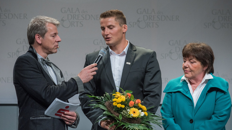 Zum vierten Mal hintereinander hat Kanu-Weltmeister Tom Liebscher, hier mit Moderator Thorsten Kutschke im Gespräch, bei der Sportgala gewonnen.