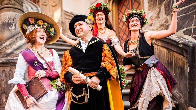 Der Görlitzer Oberbürgermeister Octavian Ursu präsentiert sich zum Altstadtfest im traditionellen Gewand.