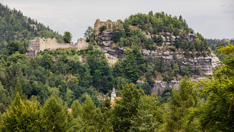 Burg und Kloster Oybin: Ein markantes Wahrzeichen im Zittauer Gebirge, das Besucher mit seiner mittelalterlichen Architektur und natürlichen Schönheit beeindruckt.