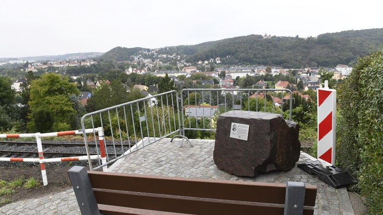 Direkt an der Ferdinand-Freiligrath-Straße wurde ein kleiner Aussichtspunkt geschaffen. Zu lesen gibt es dort auch noch etwas.