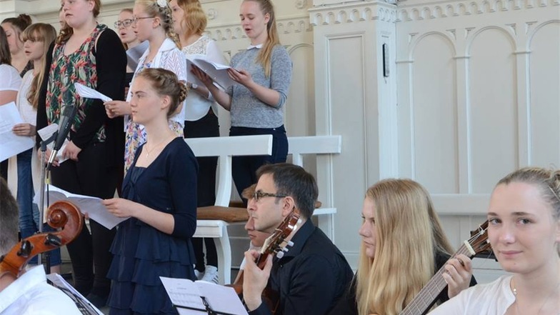 Der Chor und die Musiker der Kreismusikschule gestalten den musikalischen Teil der Andacht im Saal der Kirche der Brüdergemeine zum Auftakt des Familientages.