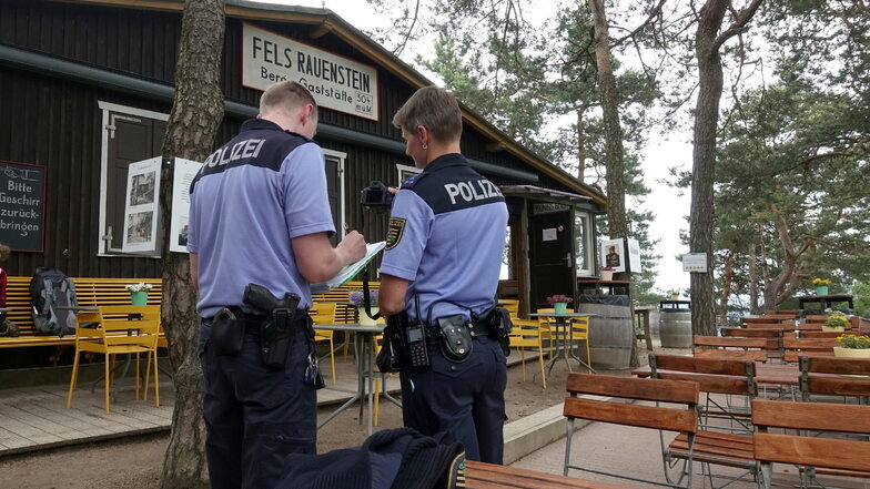 Polizisten ermitteln zu einem Einbruch auf dem Rauenstein in der Sächsischen Schweiz.
