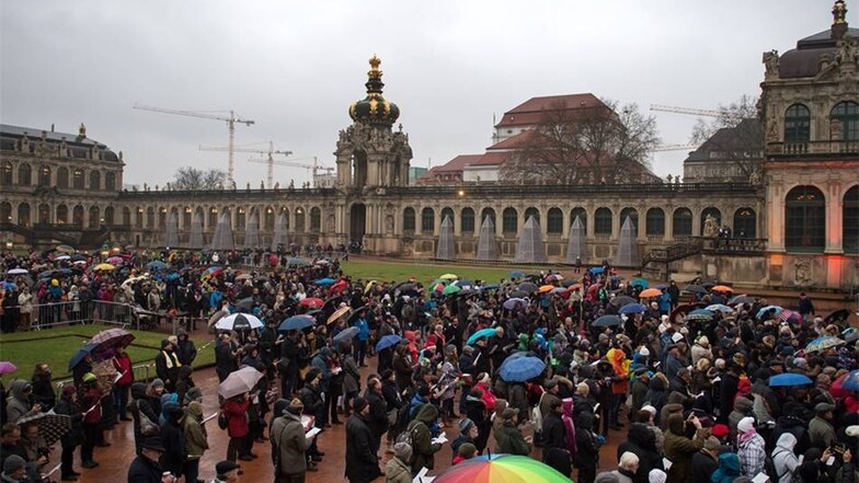 Organisiert hatte die Veranstaltung das Bündnis Dresden.Respekt. Bis zu 1200 Menschen fanden sich hier ein.