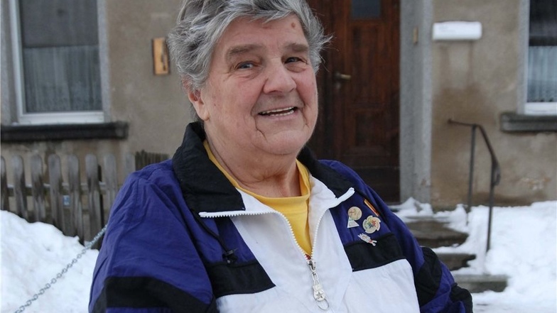Charlotte Koch (82): Mehr als 40 Jahre lang betreut die Ebersbacherin Sportgruppen. „Dreimal in der Woche mache ich den Vorturner“, sagt sie scherzhaft. Sie leitet drei Seniorengruppen. Dabei wird Gymnastik gemacht, mit Handgeräten wie Noppenbällen, Tüche