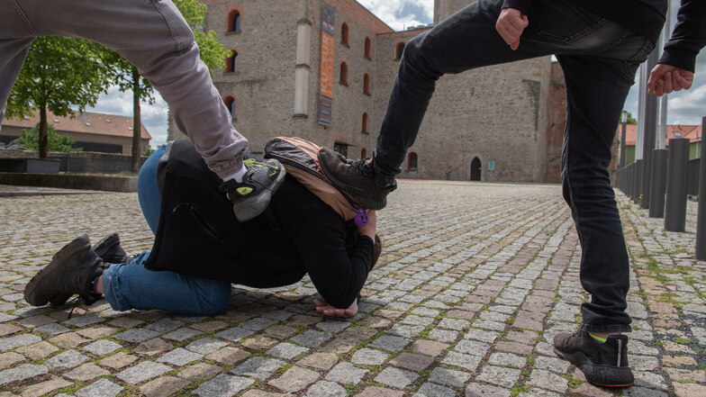 Jugendliche prügeln am Löbauer Bahnhof auf Mann ein