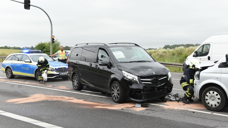 Ein vor der Polizei flüchtender Mercedes ist auf der B169 bei Döbeln mit einem VW zusammengekracht.