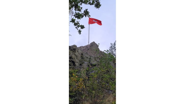 Unbekannte hatten im Oktober letzten Jahres am Fahnenmast auf dem Felsengipfel des Oderwitzer Spitzbergs eine Hakenkreuzflagge gehisst.