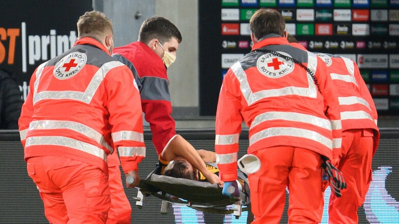 Der Schock-Moment des Spieles: Dynamo-Profi Chris Löwe muss von Sanitätern auf einer Trage vom Platz gebracht werden. Im Krankenhaus stand noch am Dienstagabend eine MRT-Untersuchung an.