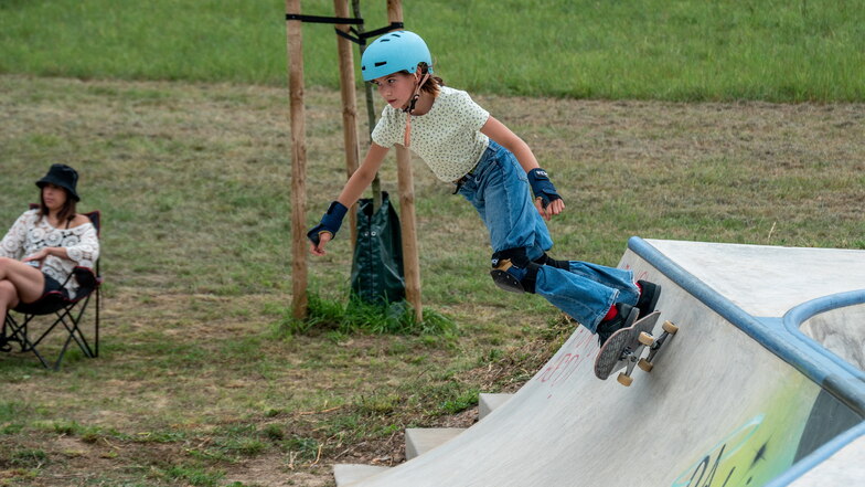 Weda aus Leipzig war das einzige Mädchen beim Skatecontest in Ostrau. Dort zeigten 20 Skateboarder ihre besten Tricks.