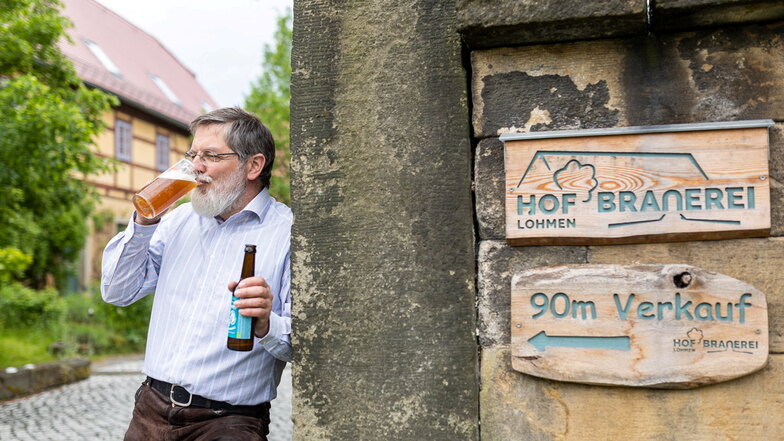 "Es macht richtig Spaß." Stefan Oettel betreibt auf seinem historischen Bauernhof in Lohmen eine kleine Brauerei. Hier testet er gerade das neue Bockbier.