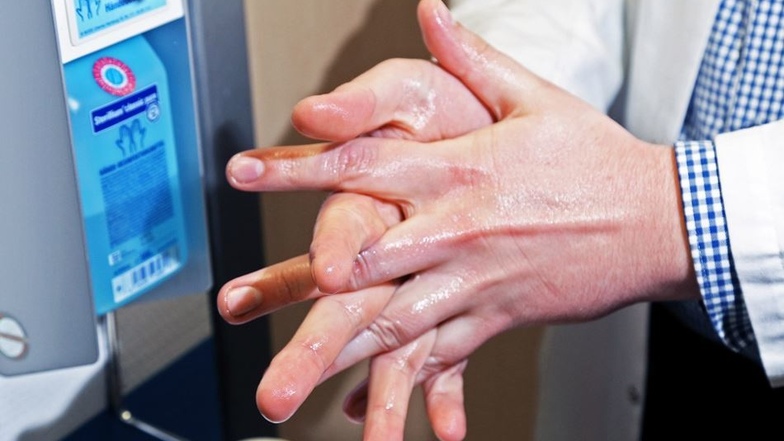 Das Wichtigste für die Hygiene im Krankenhaus ist die regelmäßige Hände-Desinfektion.