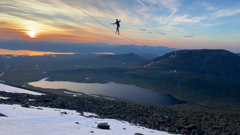 In Schweden hat der Sachse einen neuen Weltrekord aufgestellt. Er lief über das längste Seil der Welt, zwei Tage hat der Aufbau dafür gebraucht.