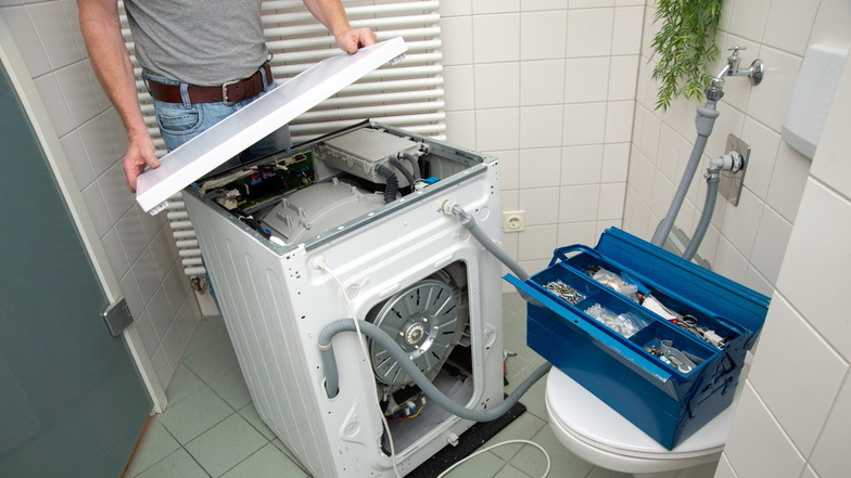 Wenn die Waschmaschine kaputtgeht, kann eine Reparatur kostengünstiger sein als der Kauf eines neuen Gerätes. Und dafür gibt’s in Sachsen jetzt auch noch einen Bonus.