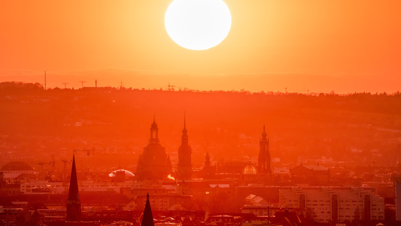 Dresdens pulsiert wieder, möchte man nach den ruhigen Corona-Wochen meinen. Doch die Zahlen sagen: Mehr Menschen haben der Stadt im Frühjahr den Rücken gekehrt.