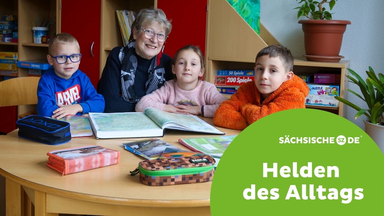 Eva Hommel unterrichtet ukrainische Flüchtlingskinder an der Grundschule in Ohorn. Mikita, Polina und Denis (v.l.) sind froh, die Seniorin an ihrer Seite zu haben.