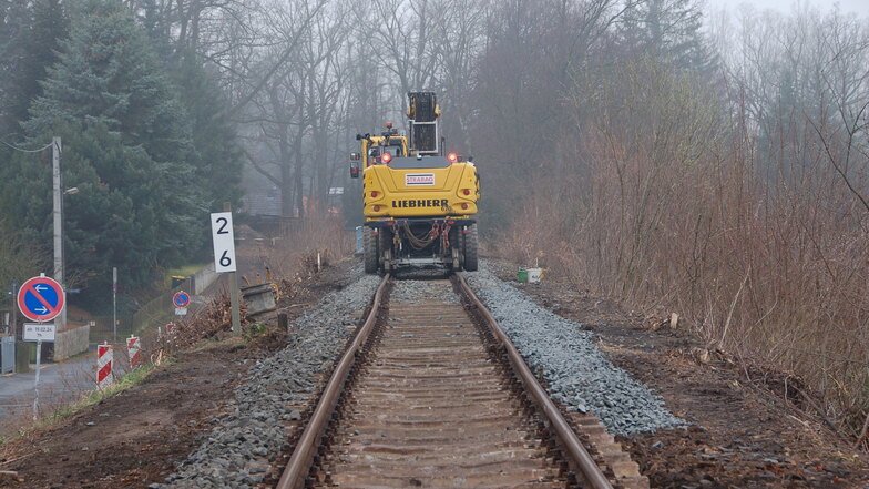 An der Ferdinand-Freiligrath-Straße liegen die neuen Schienen schon, nun muss noch das Gleis gerichtet und der Schotter gestopft werden.