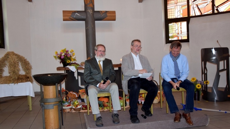 Pfarrer Jörg Michel (Mitte) sprach am Sonntag mit Matthias Schwarzbach (rechts) und Johannes Swoboda, die am Umbau es Kinghauses beteiligt waren.