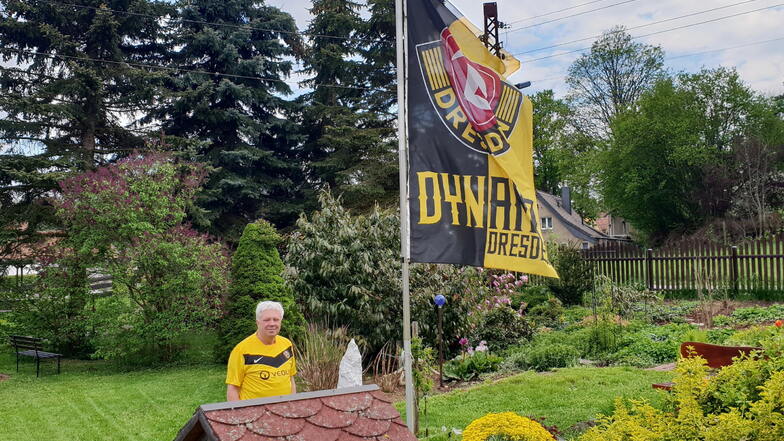Im Garten von Holger Wenzel in Seifhennersdorf weht eine große Dynamo-Fahne.