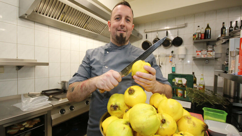Marko Ullrich in der Küche seines Restaurants. Die Quitten sind eine willkommene Ergänzung für seine Gerichte. Der 36-Jährige startet bei der Fernsehsendung „The Taste“, die mittwochs auf Sat.1 ausgestrahlt wird.