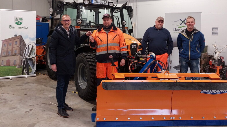Bürgermeister Heiko Wersig posiert mit Traktorfahrer Roberto Stein, Bauhofleiter Daniel Walde und Normen Grahl von der Land-, Bau- & Fahrzeugtechnik Grahl GmbH (v.l.) vor dem Universalgerät.