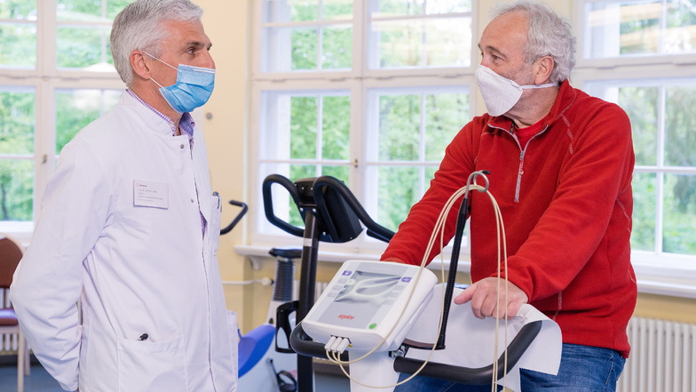 Reha-Patienten betreut Kardiologie-Chefarzt Dr. Christoph Altmann in Gottleuba schon seit Jahren. Seit nunmehr über einem Jahr nimmt die Zahl derer mit Covid-Langzeitfolgen zu.