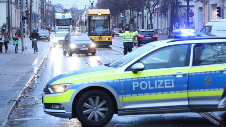 Am Montagmorgen wurde eine Fußgängerin beim Überqueren der Kesselsdorfer Straße angefahren. 