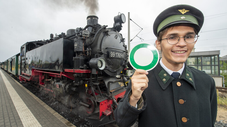 Lukas Kuntzsch von der Radebeuler Traditionsbahn trägt die Uniform Königlich-Sächsischen Staatseisenbahn.