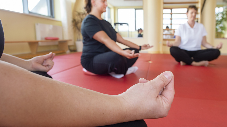 Tief durchatmen: Beim Yoga in der Radebeuler Physiotherapie Haldewang lernen Frauen auch, wie man am besten entspannt. Die Kursteilnahme wird von Krankenkassen gefördert.
